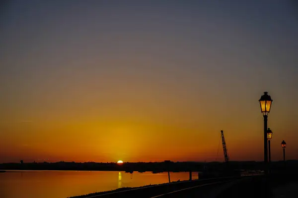 Romantik gün batımı, gece ışıklarıyla vurgulanır