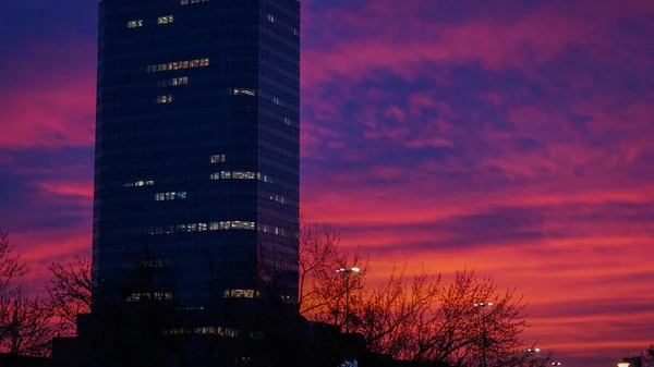İş merkezi güzel bir gündoğumunun arka planına karşı