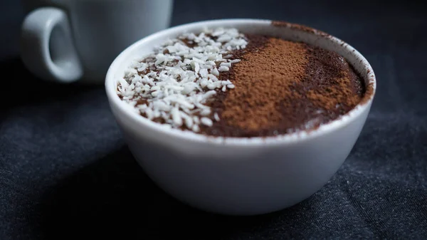 Denna Maträtt Består Avokado Kakao Och Choklad Utsmyckad Med Kokos — Stockfoto
