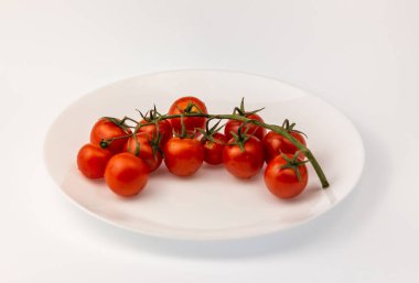 Beyaz Tabakta Kiraz Domatesleri