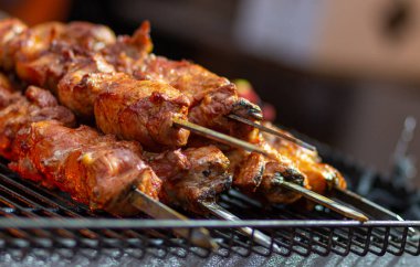 Izgarada ateşte kızartılan ızgara şiş et.