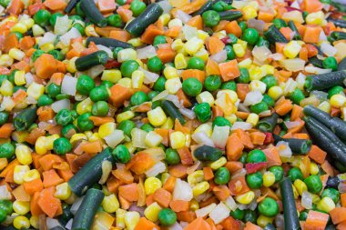 Donmuş bezelye, mısır, kuşkonmaz fasulyesi, havuç parçaları. 