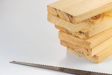 Bir ağaç yığını Diy ev projesi için testere.