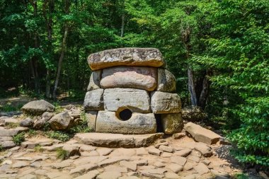 Rusya 'da antik bebekler. İnanılmaz ve gizemli megalitik mimari. 