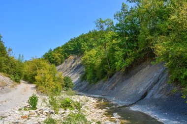 Yaz günü mavi gökyüzü olan güzel dağ vadisi. İnanılmaz doğal manzara. İnanılmaz bir geçmiş..