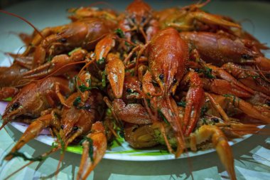 Bir tabak kırmızı haşlanmış kerevit..