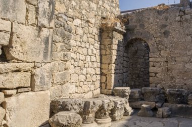 Demre, Türkiye 'deki Aziz Niklas Kilisesi. Kilise bahçesinde mimari öğeler ve taşlar var..