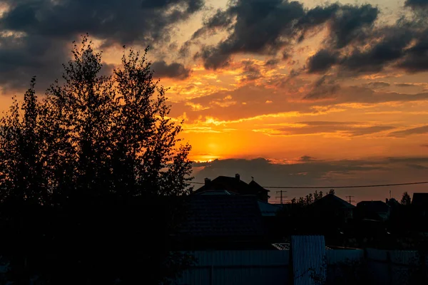 Pôr do sol em uma aldeia de férias — Fotografia de Stock