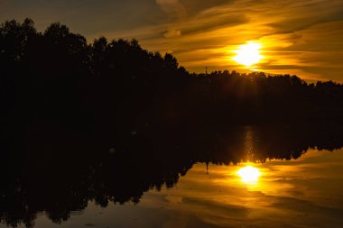 Gölün üzerinde sonbahar günbatımı