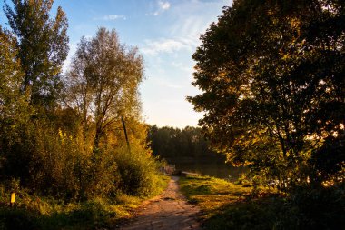 Gölün üzerinde sonbahar günbatımı