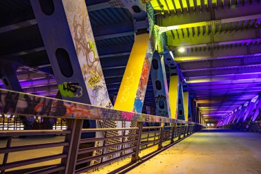 Dorogomilovsky köprüsünün altında