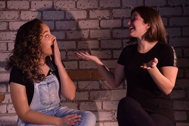 Meninas tirando self de oculos