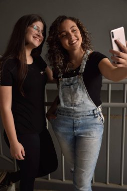 Meninas tirando self de oculos