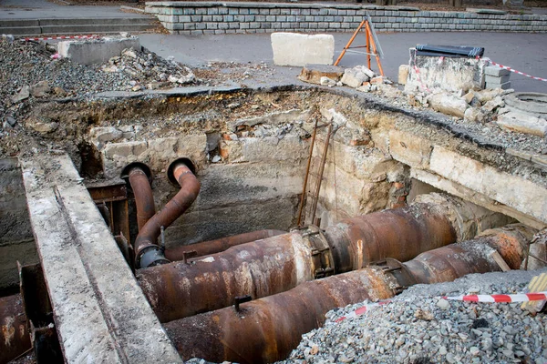 地下ユーティリティ。古いパイプの近代化、敷設または交換。水道本管の修理作業。住宅・公共事業部 — ストック写真
