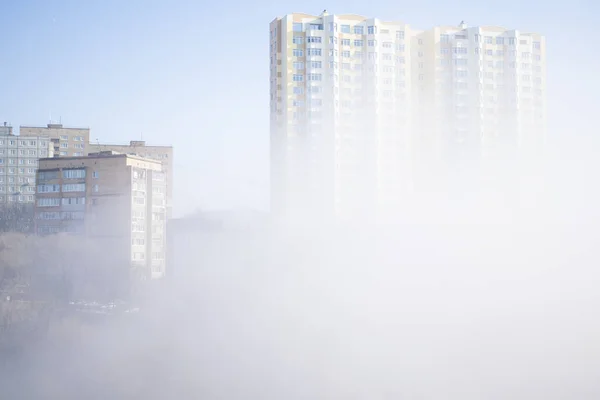 住宅街の高層ビルの間で朝の霧。霧の都市部のシーン — ストック写真