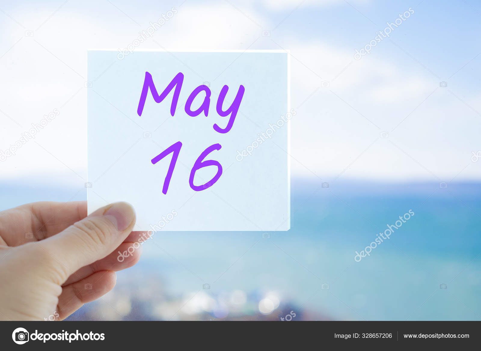 5月16日5月16日 手持标语牌 在模糊的海 空背景上标注文字 复制文本的空间 历法概念月数 图库照片 C Kseni Photographer 5月16日5月16日 手持标语牌 在模糊的海 空背景上标注文字 复制文本的空间 历法概念月数 图库照片 C Kseni Photographer