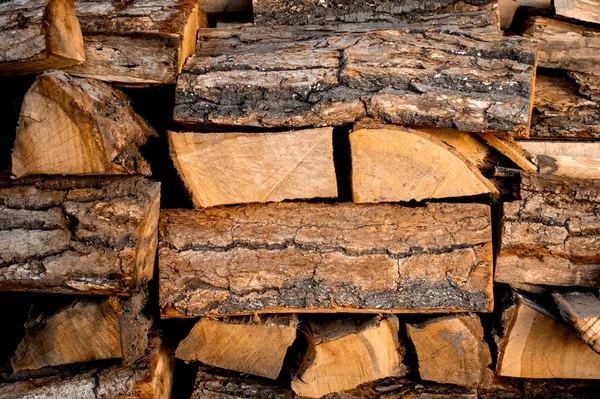 Fondo de leña seca picada en una pila. Temporada de calefacción, materias primas ecológicas. Enfoque selectivo . — Foto de Stock