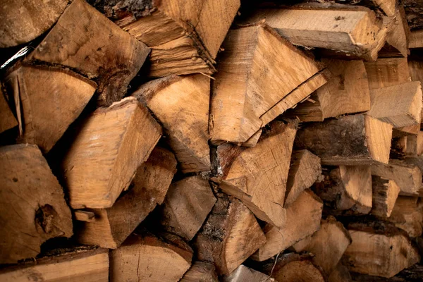 Fondo de madera. Montones de leña. Preparación de leña para el invierno. Temporada de calefacción, materias primas ecológicas — Foto de Stock