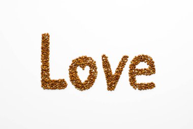 Aşk kelimesi beyaz arka planda izole edilmiş karabuğdaydan yapılır. Sağlıklı gıda kavramı. Metin için boşluk.