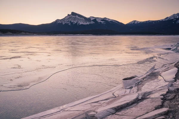 冷冻的亚伯拉罕湖与山 — 图库照片