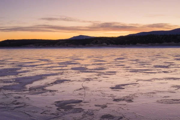 Warme tinten van ijzige Abraham Lake — Stockfoto
