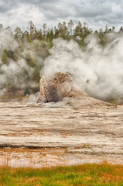 Портретный пейзаж гигантского гейзера — стоковое фото