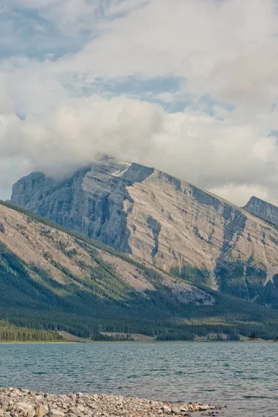 Portret landschap van Spray Lake. — Stockfoto