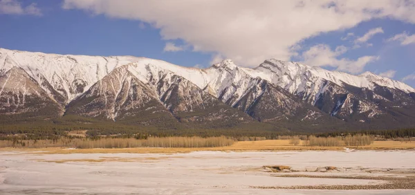 Dağ manzarası, Alberta, Kanada.
