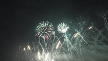 Havai fişeklerin güzel patlamaları. Havai fişek festivali. Kutlama dekorasyonu tasarımı. Parlak yıldız. Parlak renk