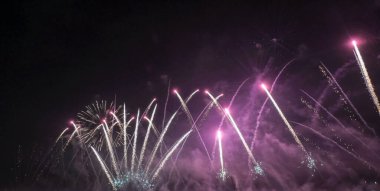 Havai fişeklerin güzel patlamaları. Havai fişek festivali. Kutlama dekorasyonu tasarımı. Parlak yıldız. Parlak renk