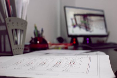 Mühendislik mühendislik programı olan bir bilgisayarın arka planında çizim yapıyor. Seçici odaklanma. Isıtma ve su ikmali mühendisliği tasarımı. Boruların çizimi ve kapama vanaları. Proje tasarımı.