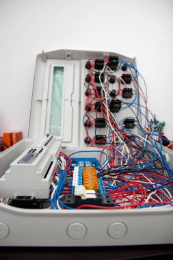Otomatik kontrol panelinin montajı. Bilgi teknolojisi. Teknoloji elektroteknik tasarımı. Mühendislik, fütüristik, bilim iletişimi konsepti. Dijital teknoloji geçmişi. Dikey resim