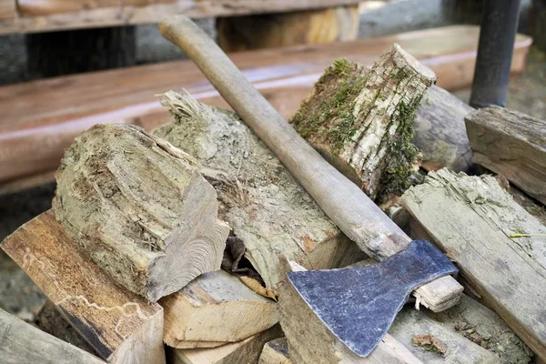 Axe and log in the counry house. axe lies on a log. Timber harvesting. deforestation. — Stock Photo, Image