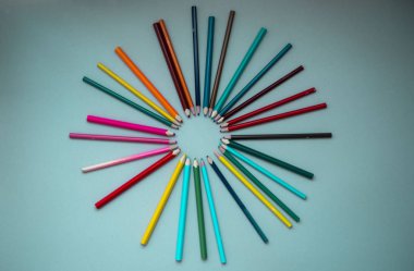 mavi arkaplanda izole edilmiş çok renkli kalemler