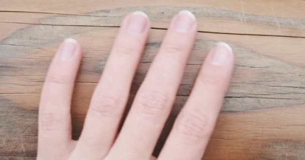 Hand streicht über eine schöne hochwertige braune Kiefernholz-Textur — Stockvideo