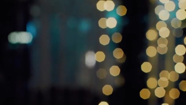 Golden Bokeh Lights Focus Animation sur fond noir. Fuites de lumière clignotante 