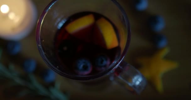 Varmt glögg hälls i ett irländskt kaffeglas på en trä bakgrund. — Stockvideo