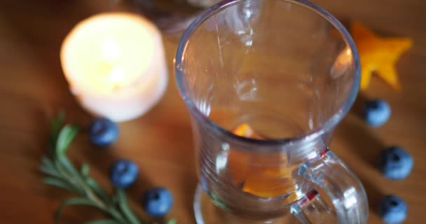 将热的覆酒倒在木制背景的爱尔兰咖啡杯中. — 图库视频影像