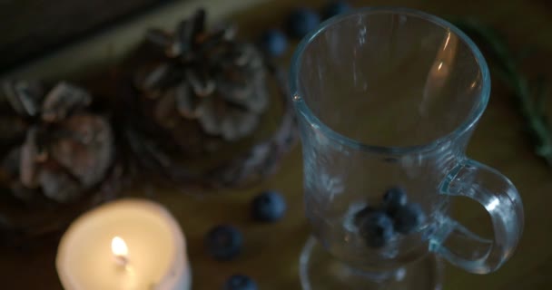 Varm gløgg hældes i et irsk kaffeglas på en træbaggrund . – Stock-video