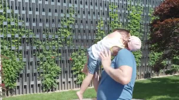 Vader en dochter peuter genieten buiten — Stockvideo