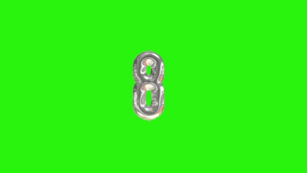 Номер 8 восьмой год празднования серебряного шара из фольги, плавающего на зеленом — стоковое видео
