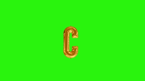 Złota litera C. Alfabet balonowy folii złotej unoszący się na zielonym ekranie — Wideo stockowe