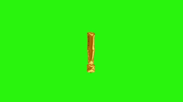 Золотой символ восклицательный знак. Символ гелиевого шара из золотой фольги плавающий на зеленом экране — стоковое видео