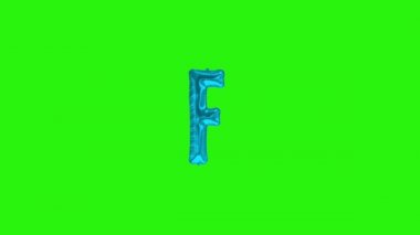 Mavi harf F. Yeşil ekranda yüzen folyo helyum balonu alfabesi.