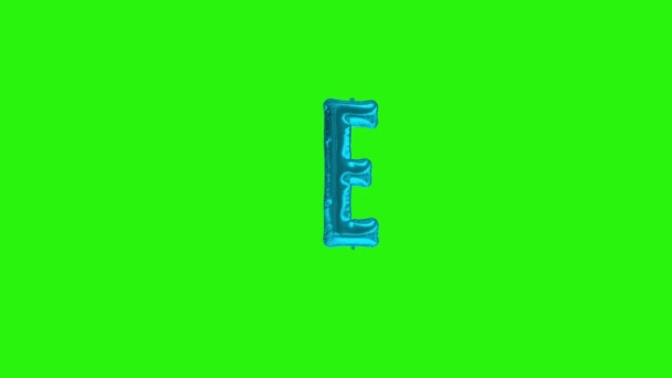 Modré písmeno E. Modrá fólie helium balón abeceda plovoucí na zelené obrazovce