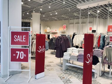 Mevsim indirimi, Kara Cuma, alışveriş konsepti. Kırmızı yüzde 70 indirimli.