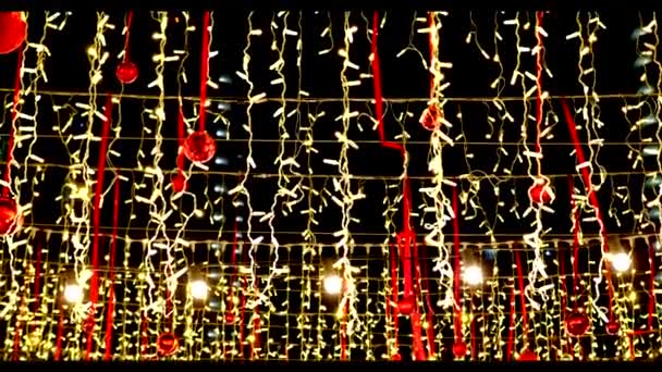 Slinger lichten rode linten en kerstballen zwarte achtergrond Chinees Nieuwjaar — Stockvideo