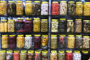 Sarı kapaklı kavanozlarda marine edilmiş sebzeler. Türk geleneksel yemekleri