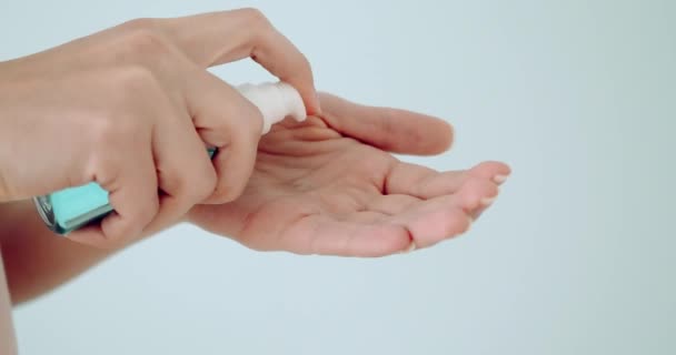 Primer plano manos femeninas con gel desinfectante para proteger coronavirus — Vídeo de stock