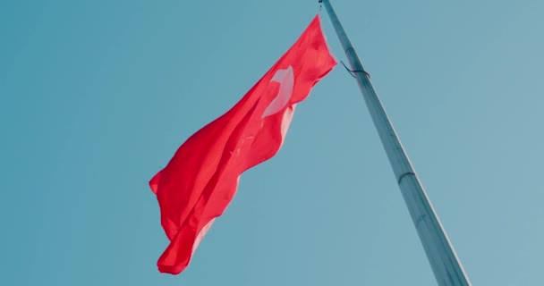 Bandera turca ondeando en el cielo azul. Bandera de Turquía país que fluye en el viento en azul — Vídeo de stock